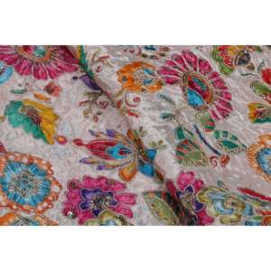 Tissu en crêpe de viscose rose clair à imprimé floral avec broderie en sequins dorés Zari, largeur 44 pouces - Product Image 2