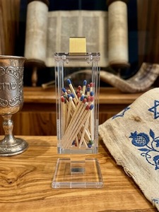 Colección Chanukah Moderna y Elegante, Personalizable, Transparente, para Caja de Cerillas de Acrílico, Elegante Soporte de Besamim Judío de Lucite - Product Image 3