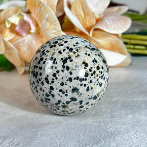 Sphère en Jaspe Dalmatien Poli et Gravé, Boule de Cristal Naturel, Image en Cristal, Décoration d'Intérieur, Feng Shui, Pièce d'Art de Collection - Product Image 2