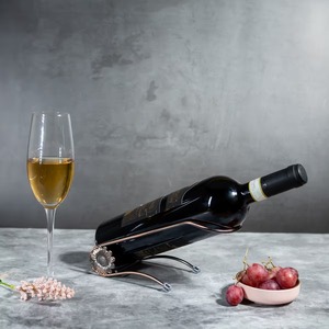 Porte-bouteille de vin sculptural moderne, support de table en métal élégant - Product Image 1