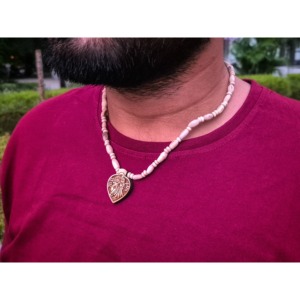 Collier Mala Kanthi en platine ethnique spirituel avec pendentif Radha Krishna, perles en forme de feuille faites à la main, unisexe pour le yoga et la méditation - Product Image 1