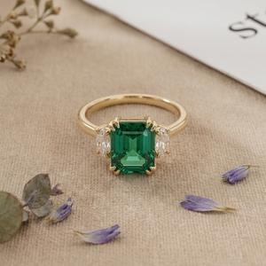 Anillo de Compromiso de Tres Piedras con Gema Verde Corte Esmeralda para Mujer, Oro de 14K, Anillo de Boda Vintage - Product Image 1