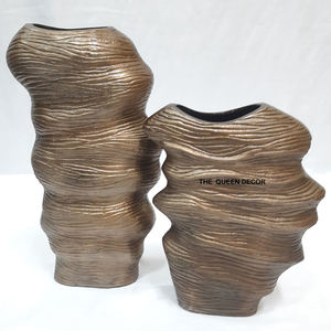 Juego de 2 jarrones decorativos de aluminio metálico con forma única, acabado marrón antiguo, hechos a mano. - Product Image 3