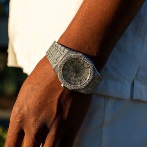 Montre à quartz analogique pour homme en acier inoxydable avec diamants, boîtier rond, verre saphir, fermoir déployant, luxe, 40 mm - Product Image 5