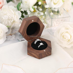Boîte de bague de mariage en bois pour proposition porte-bague de fiançailles cadeau pour le jour du mariage boîte à bagues rustique en bois faite à la main. - Product Image 3