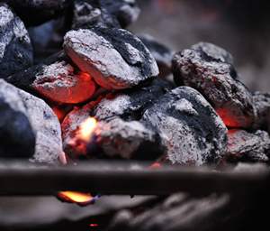 Briquettes de charbon de bois de haute qualité à prix d'usine pour barbecue, chauffage domestique et énergie industrielle – Valeur calorifique supérieure à 9000, longue durée, écologiques - Product Image 2