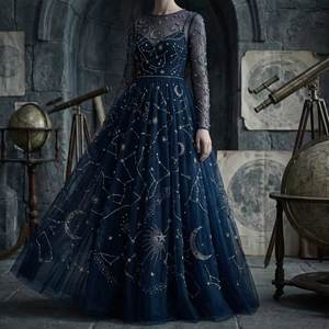 Vestido de Noche de Lujo Azul Marino con Cuentas Hechas a Mano, Diseño de Constelación Celestial, Manga Larga, Tul, Vestido de Gala Personalizado de Alta Calidad - Product Image 4