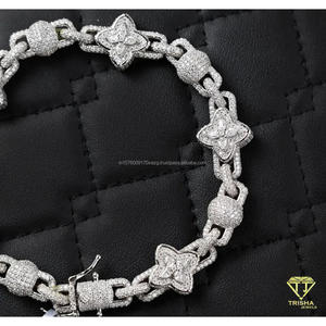 สร้อยข้อมือเพชรโมอิสซาไนต์ Clover Link สุดพิเศษ ประดับด้วยลวดลายดอกไม้ระยิบระยับ พร้อมความเปล่งประกายดุจเพชร สร้างสรรค์ความหรูหราโดดเด่น - Product Image 6