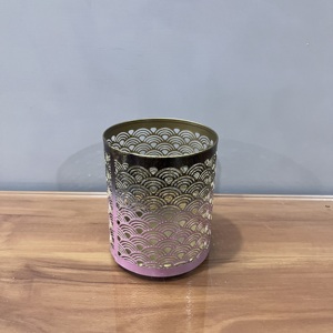 Portavelas de Hierro Cilíndrico V818 de Diseño Artesanal, con Patrón Ondulado Impreso, Decorativo, 3.5x3.5x4 Pulgadas, Decoración para el Hogar - Product Image 1