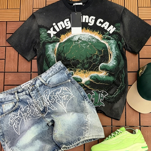 Conjunto Personalizado de Camiseta Vintage Urbana para Hombre + Pantalones Cortos de Mezclilla Deshilachados con Múltiples Bolsillos, Personalizable con Diseños Impresos/Bordados - Product Image 1