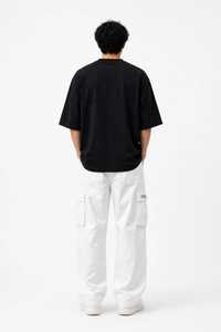 เสื้อยืดคอกลมสีดำสำหรับผู้ชาย ผ้าถักเนื้อนุ่ม ระบายอากาศได้ดี ผลิตจากผ้าฝ้าย 100% พร้อมกางเกงคาร์โก้สีขาว ชุดสตรีทแวร์สำหรับฤดูหนาว  โลโก้ตัวอักษรด้านหน้า - Product Image 3