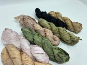 Hilo de Chenilla de Seda Sari Reciclada Teñida de Primera Calidad, Cinta Textil Hecha a Mano para Tejido, Crochet y Manualidades, Venta al Por Mayor - Product Image 4