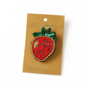 Broche de aleación plateada con cuentas de fresa, insignia bordada con lentejuelas y cuentas de semillas para solapas de chaquetas, bolsos y sombreros, personalizable - Product Image 3