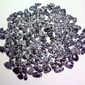 Cabujón de Obsidiana Nubosa de Alta Calidad, Gema de Cuarzo Pulido, Cristal Pleocroico Negro en Forma de Copo de Nieve para Joyería - Product Image 1