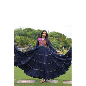 Vestido de Noche Estilo A Especial para Navratri con Bordado Kutchi Gamthi Hecho a Mano y Trabajo de Espejos, Cintura Imperio, Hecho de Tela de Organza - Product Image 4