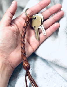 Porte-clés en cuir tressé fait main de 8 pouces en cuir de vachette véritable avec accessoires en laiton massif, accessoire cadeau - Product Image 3