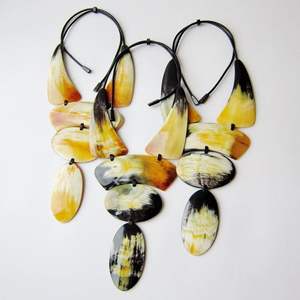 Elegante Collar Artesanal de Cuerno Diseñado para Mujeres Modernas que Buscan Accesorios de Joyería a la Moda, Audaces y Elegantes - Product Image 2