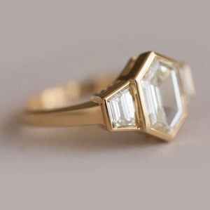 แหวนเพชรทรงหกเหลี่ยมและทรงบาแก็ตต์แบบโมเดิร์น ประดับเพชรแล็บสามเม็ด ทองคำขาว 14k สำหรับผู้หญิง ของขวัญแต่งงานสำหรับเพื่อนเจ้าสาว - Product Image 2