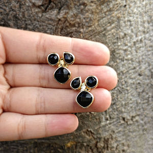 Boucles d'oreilles clous vintage en onyx noir à motif damier, triple pierre précieuse, laiton plaqué or 18 carats, minimalistes, tendance, légères, cadeau pour femme - Product Image 4