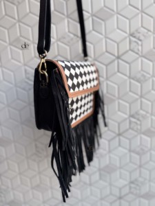 Bolso de mano con flecos para mujer, hecho a mano con cuero tallado, estilo gitano bohemio, patrón a cuadros en blanco y negro, estilo occidental, multiusos. - Product Image 2