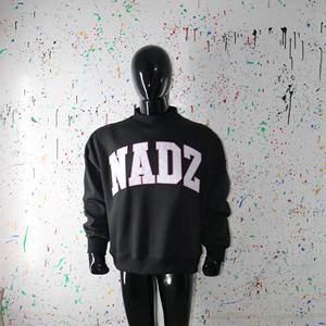 Sudadera NADZ BLACK con cuello alto, 100% blanca, con apliques bordados, cuello ancho, hilos finos. - Product Image 4