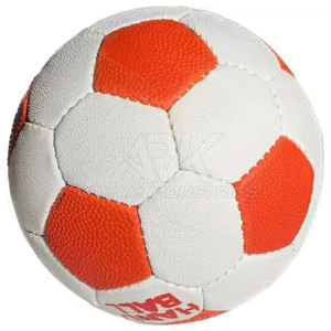 Balón de entrenamiento duradero con costuras resistentes y control de agarre, para uso en interiores y exteriores. - Product Image 2