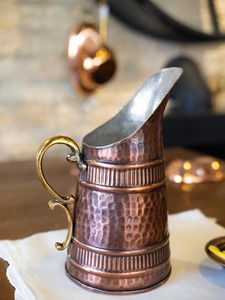 Carafe à eau en cuivre martelé artisanale, style vintage, pichet en métal au design durable pour les boissons et les fêtes - Product Image 2