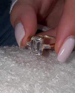 Anillo de Compromiso con Diamante Cultivado en Laboratorio, Corte Esmeralda, 2.80ctw, Oro Sólido Real de 14K, Anillo de Boda con 3 Piedras Baguette, Certificado IGI de Fábrica - Product Image 1