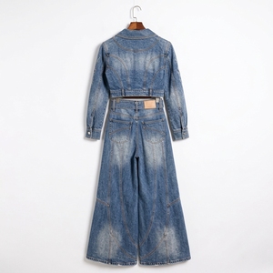 Conjunto de Dos Piezas de Mezclilla Azul Claro para Mujer, Chaqueta Corta Ajustada, Jeans de Pierna Ancha, Cinturón, Fabricante de Ropa al por Mayor, OEM, ODM Personalizado - Product Image 5