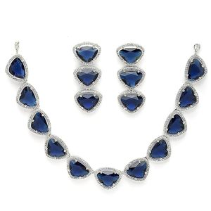 Parure Collier, Boucles d'Oreilles et Coiffe Plaqué Or 18K avec Perles d'Imitation, Cristaux Bleus Taille Brillant et Strass – Bijoux Classiques et Tendance - Product Image 1