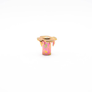 Écrous en T à quatre dents en gros avec des broches en acier à haute adhérence pour le travail du bois et l'assemblage de meubles stables avec certificat métrique - Product Image 3