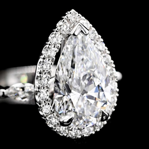 Bague de fiançailles avec halo de diamants de laboratoire de 2,00 carats en forme de poire et diamants marquise de laboratoire sur les côtés - Product Image 3