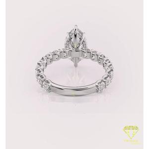 Bague de fiançailles minimaliste solitaire en or blanc avec diamant de laboratoire taille émeraude et bande pavée de diamants - Product Image 2