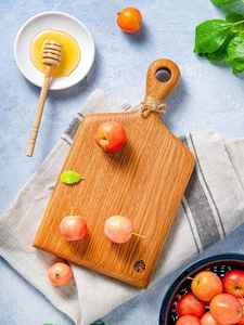 Planche à découper en bois biologique avec finition en bois de sheesham poli, idéale pour une utilisation hygiénique en cuisine et pour un service rustique. - Product Image 4