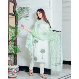 Conjunto de Traje de Algodón Chifón Transpirable con Estampado de Árboles Dibujados a Mano en Verde Salvia para Mujer, Disponible en Talla XS - Product Image 4