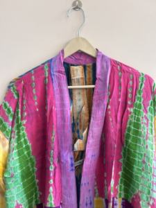 Robe kimono courte en crêpe de soie tie-dye faite à la main et recyclée pour femmes - Product Image 3