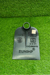 La azada agrícola SUNIMP Alligator Brand de 1.6 kg, modelo West India, es de calidad profesional, diseñada para brindar resistencia y eficiencia en el trabajo agrícola. - Product Image 3