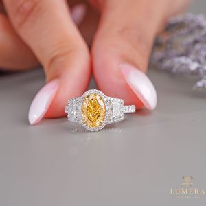 Bague de fiançailles en diamant jaune de laboratoire fantaisie avec pierres latérales trapézoïdales, plaqué or 18 carats, certifiée IGI, bijoux de luxe pour mariée - Product Image 1