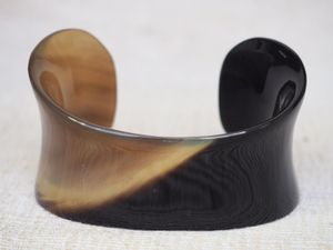 Brazalete de Cuerno de Búfalo Natural Hecho a Mano de Primera Calidad, Artesanal, Impermeable, Color Personalizado, Estilo Rústico Moderno, Elegante y a la Moda - Product Image 1