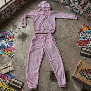 Ensemble de survêtement personnalisé en molleton technique avec patchs effet vieilli et strass, comprenant un pantalon évasé et un sweat à capuche, ensemble de survêtement court délavé à l'acide pour femme - Product Image 1