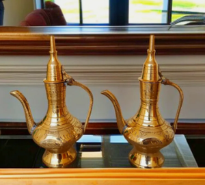 Jarra Decorativa de Latón Estilo Mughal con Trabajo Nakkashi Bidri, Florero de Latón Tradicional Hecho a Mano, Decoración Real para el Hogar - Product Image 3