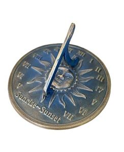 Cadran solaire Claddagh en métal de luxe avec texture en laiton antique pour une décoration élégante de jardin et de cour - Product Image 2