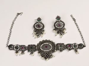 Parure de collier ras-du-cou de mariée en argent oxydé avec boucles d'oreilles Jhumka à sertissage clos, ornée de pierres multiples et de perles pendantes, style traditionnel pour fiançailles - Product Image 4