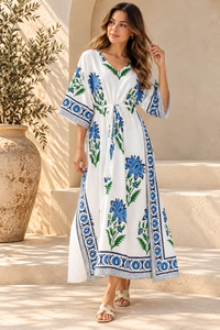 Robe Kaftan Bohème Florale Bleue pour Femme, Base Blanche, Imprimé Botanique Vert, Bordure Marine, Respirante, avec Nœud à la Taille, Longueur Maxi, pour la Vente en Gros - Product Image 4