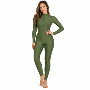 Trae comodidad a cada visita a la piscina con un traje de baño de cuerpo entero para mujer, con tela flexible, un ajuste ceñido y un estilo atlético moderno. - Product Image 1