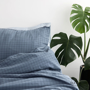 Funda de Almohada Runa Premium Ecológica de Algodón Lavado a la Piedra, Color Índigo, Diseño Básico Minimalista, Cierre con Cordón, Personalizable - Product Image 3