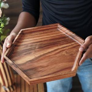 Plateau de rangement hexagonal en bois, finition vernie, design minimaliste, pour utilisation sur table, plateau en bois durable à un seul niveau, plateau de service personnalisé - Product Image 1