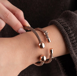 Bracelet en cuivre massif torsadé avec embouts lisses et finition polie pour vente en gros - Product Image 2