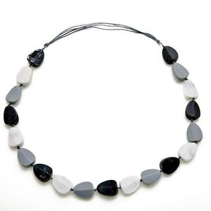 Collier audacieux surdimensionné en résine écaille de tortue avec maillons perlés, bijoux de mode de luxe, collection boutique contemporaine - Product Image 2