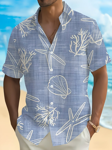 Chemise à manches courtes pour hommes sur le thème de l'océan, à motifs floraux, avec des imprimés d'étoiles de mer, de coquillages et de coraux. Cette chemise ample à col est... - Product Image 6